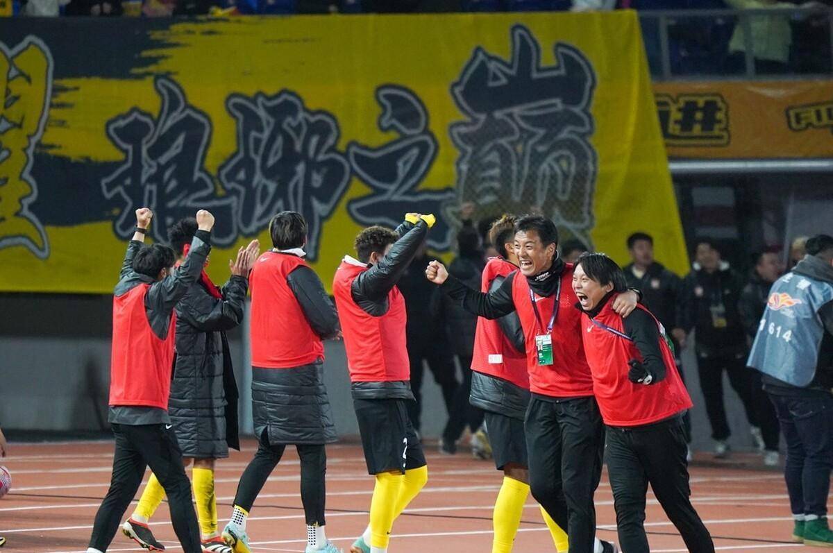 门兴德比克服困境，迎来重要胜利